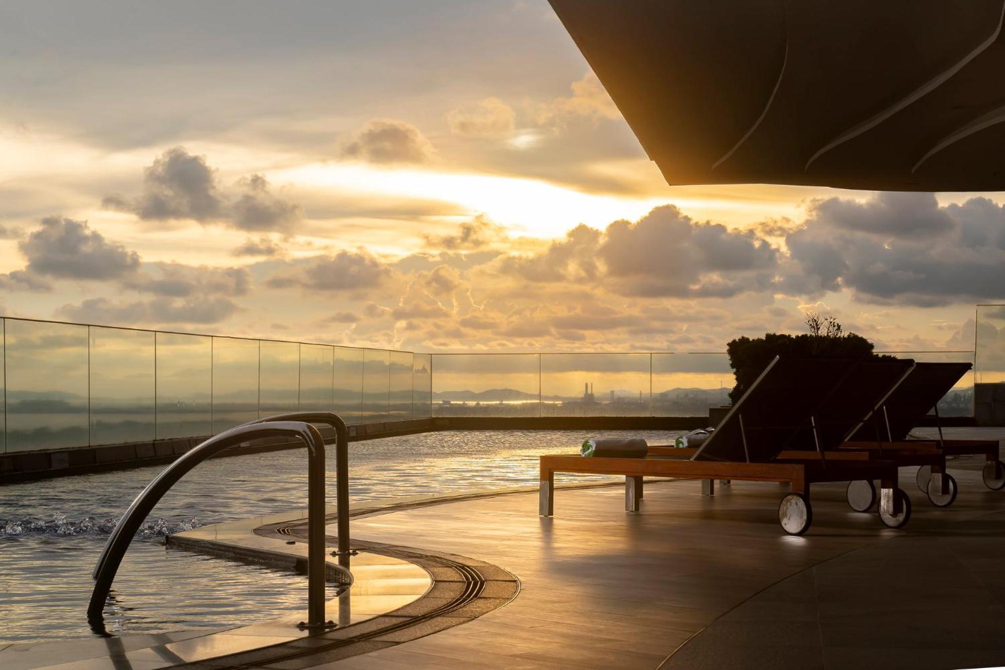 Holiday Inn & Suites Rayong City Centre By Ihg Exterior foto